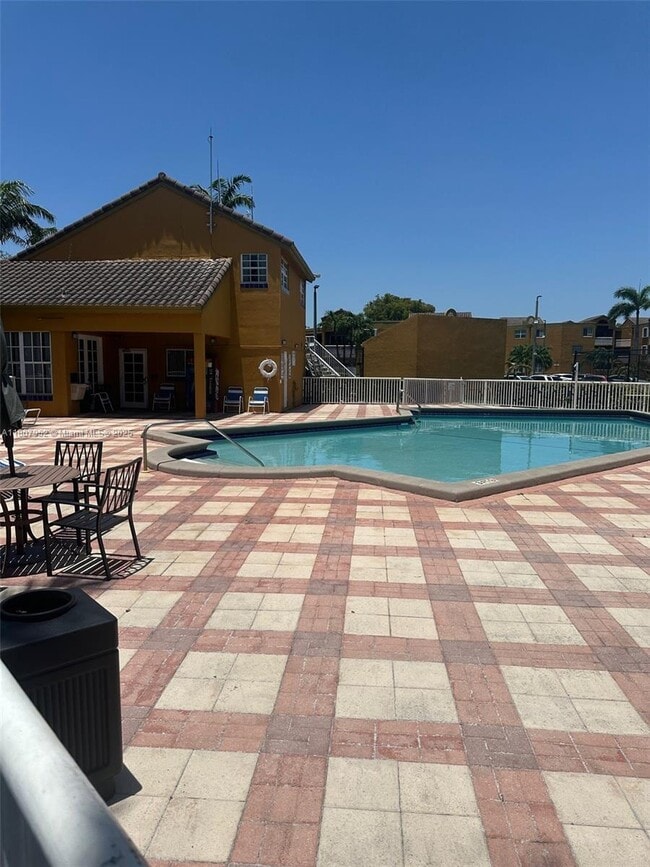 Building Photo - 9741 Fontainebleau Blvd