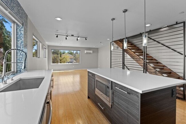 Building Photo - Air Conditioned Judkins Parkside Townhome ...