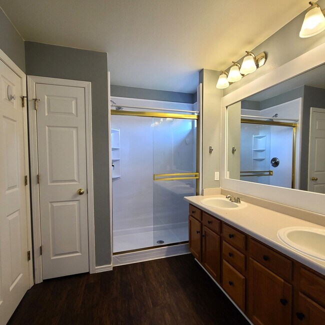 Building Photo - Beautiful home in Briargate Fairfax - D20 - ready to move in NOW!