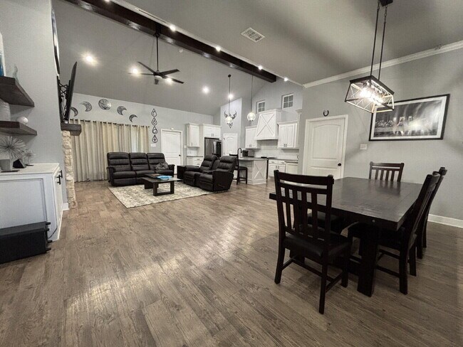 Building Photo - 1114 N Gardner Ave