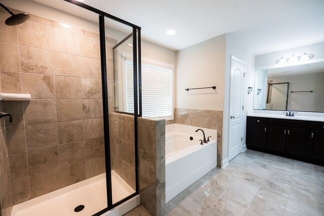 Building Photo - Stunning 5 Bedrooms, 4 Baths home in Summerfield with 2 car garage.