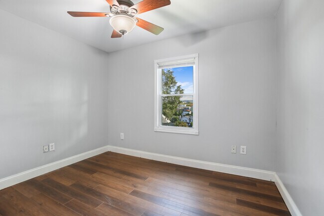 Building Photo - 1202 W Elm St