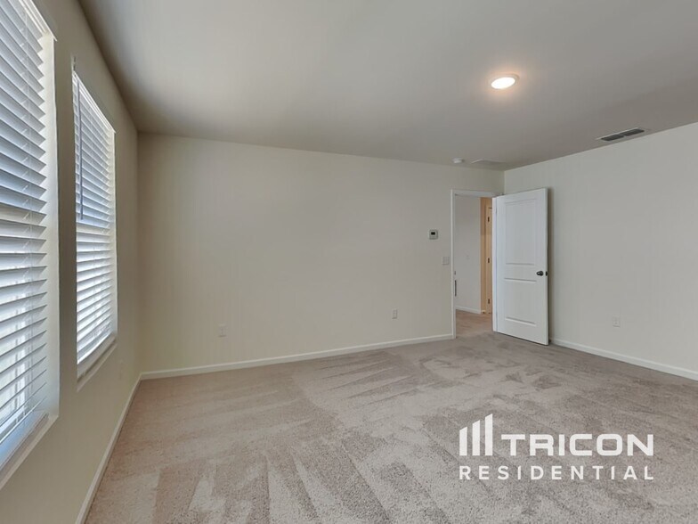 Building Photo - 208 Wild Daisy Wy