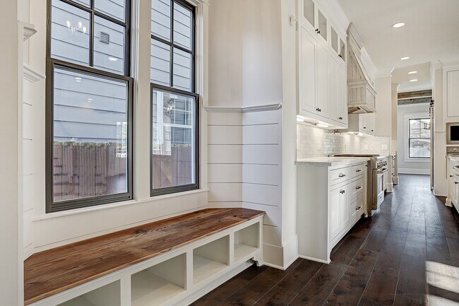 Building Photo - 1901 Bradshaw St