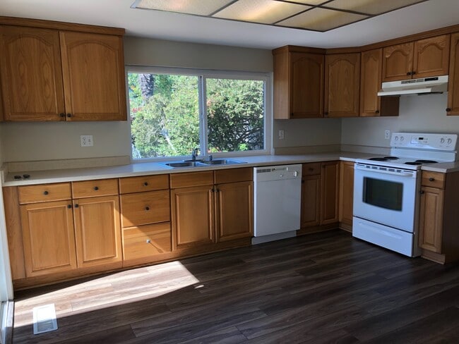 Building Photo - 3 bedroom 2 bath Available Now!
