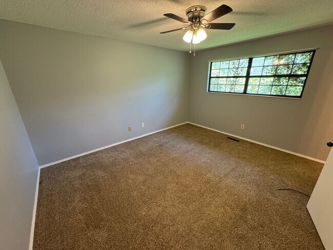 Building Photo - SPACIOUS DUPLEX in Southeast Springfield w...