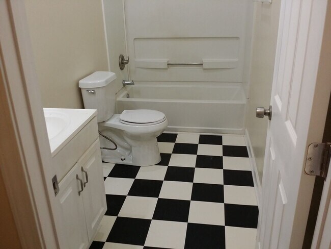 Building Photo - 564 Hope St SW