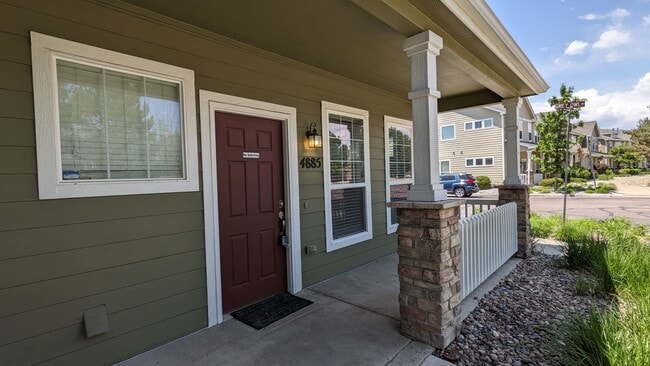 Building Photo - 2 STORY END UNIT TOWNHOME W/DETACHED 2 CAR...