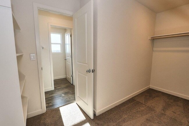 Building Photo - Beautiful Lincoln Home Available in May!