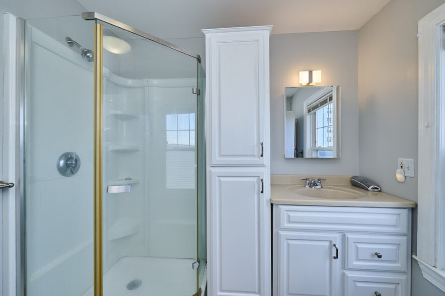 Building Photo - 128 G St