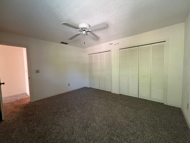 Building Photo - Beautiful 3 bed 2.5 bath townhome