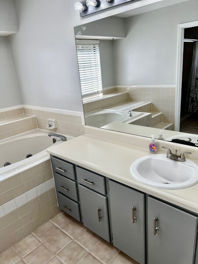 Building Photo - 3/2 with fenced in yard!