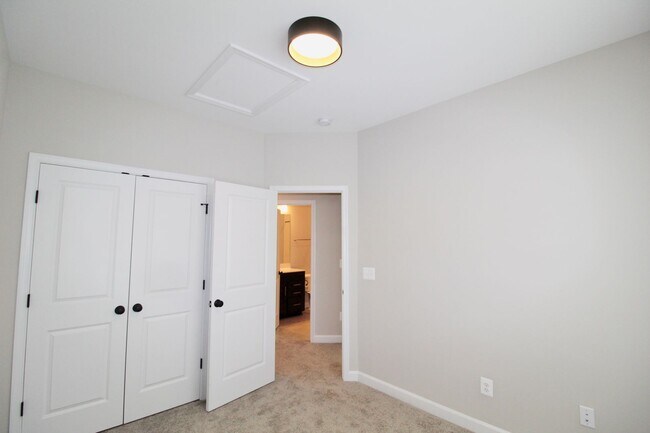 Building Photo - 3 bedroom town home with a finished basement and garage located in popular Preston Lakes