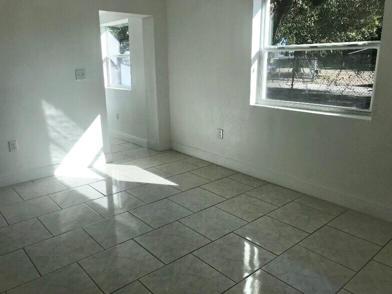 Building Photo - 3619 E 33rd Ave