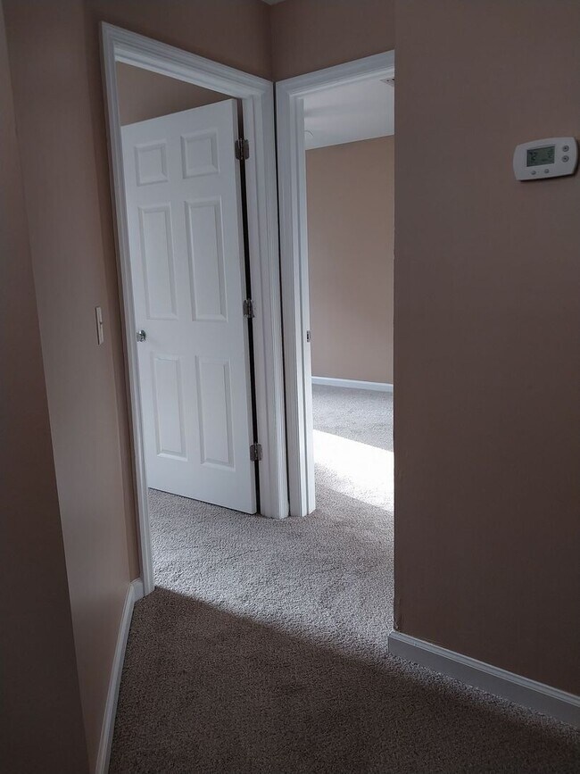 Building Photo - Cute townhome with 3 bd / 2.5 Bath