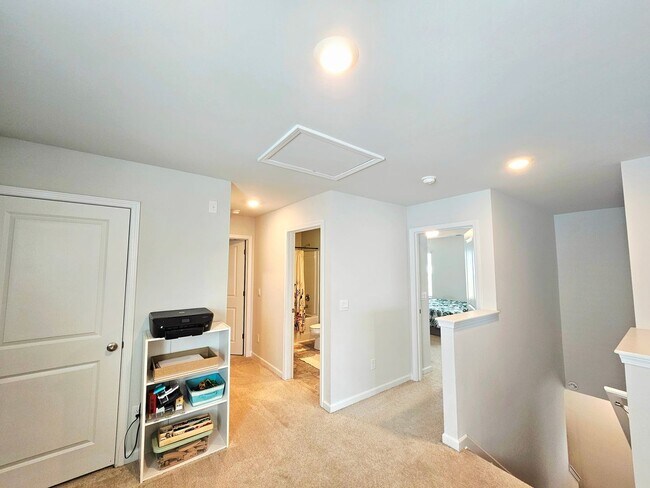 Building Photo - Beautiful Home 4 Bedroom 2.5 Bath