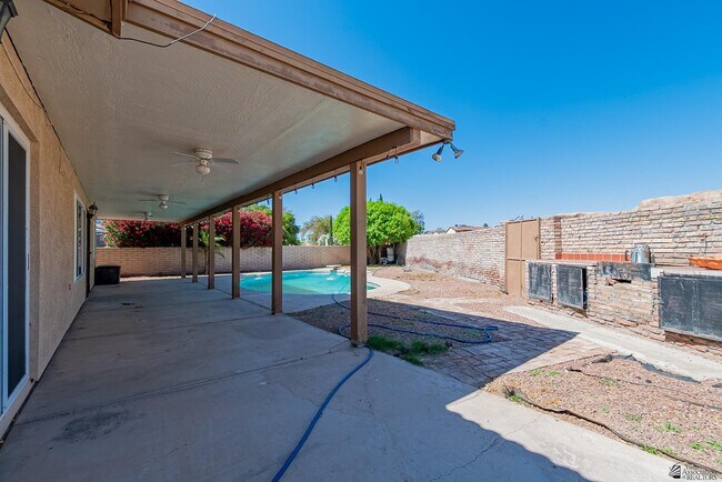 Building Photo - 1850 W 15th Ln