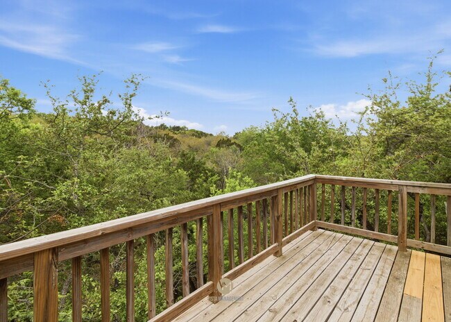 Building Photo - 3-bedroom, 2-bath home nestled in the Rolling Hills subdivision in Canyon Lake