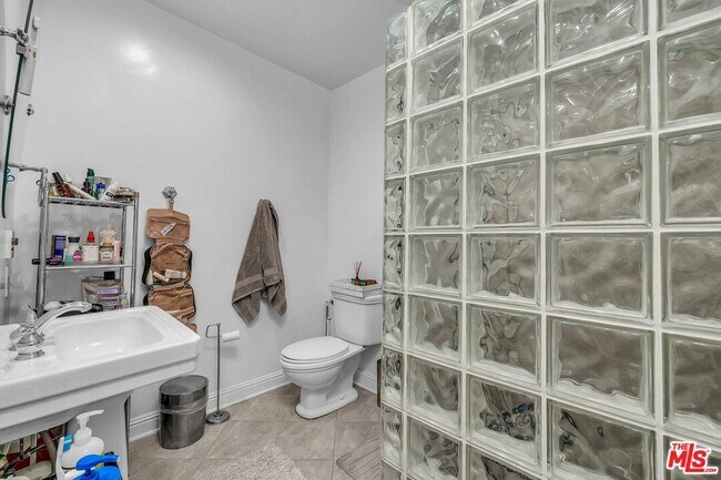 Building Photo - 6249 Del Valle Dr