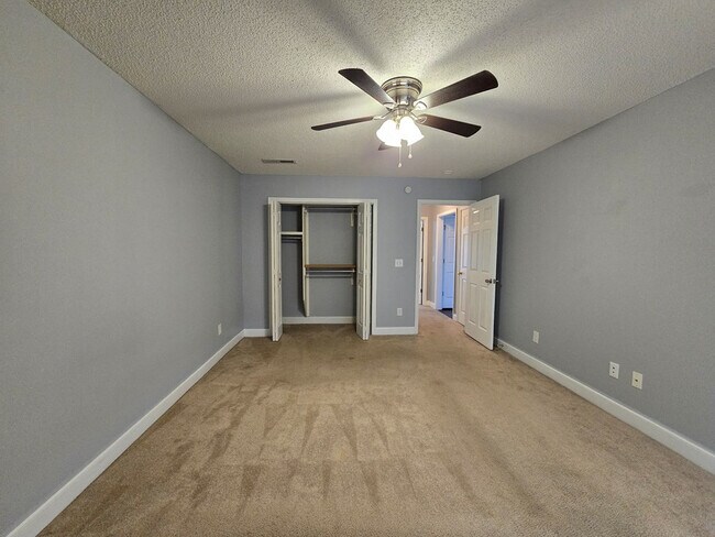 Building Photo - 3563 Beacon Dr