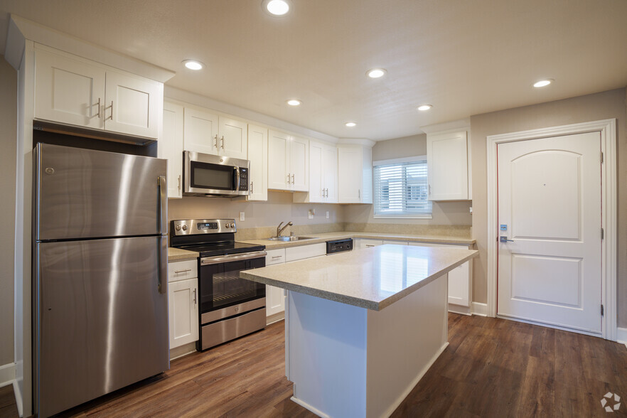 1BR, 1BA - 596SF - Kitchen - Pentagon Apartments