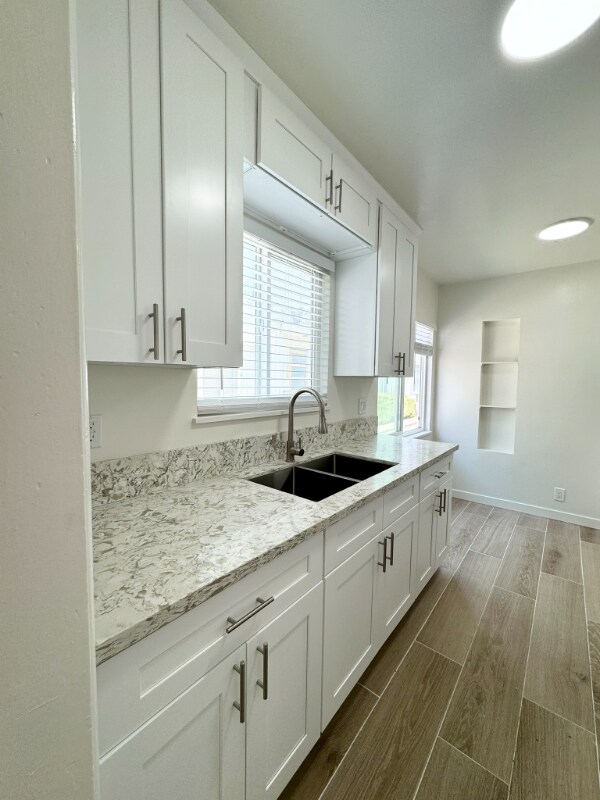 Building Photo - 905 N Sweetzer Ave