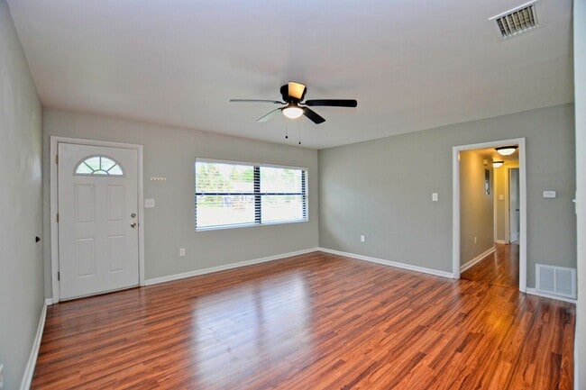 Building Photo - 4 bed 2 bath home