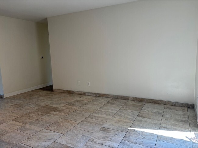 Building Photo - 10547 Hayvenhurst Ave