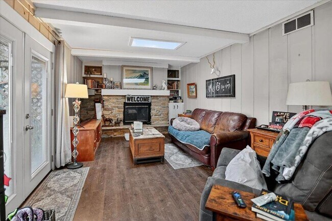 Building Photo - 5216-5218 Shorecrest Dr