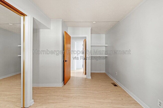 Building Photo - 1327 E Walton Ave