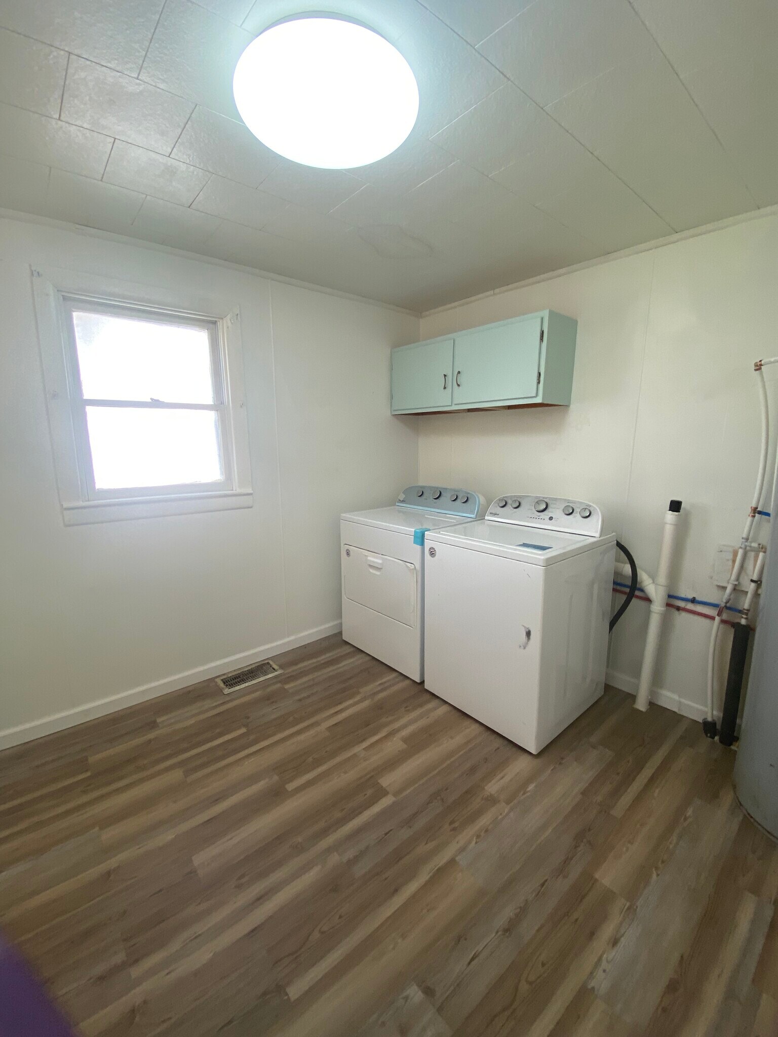 Washer & Dryer Hookup - 220 E Oak St