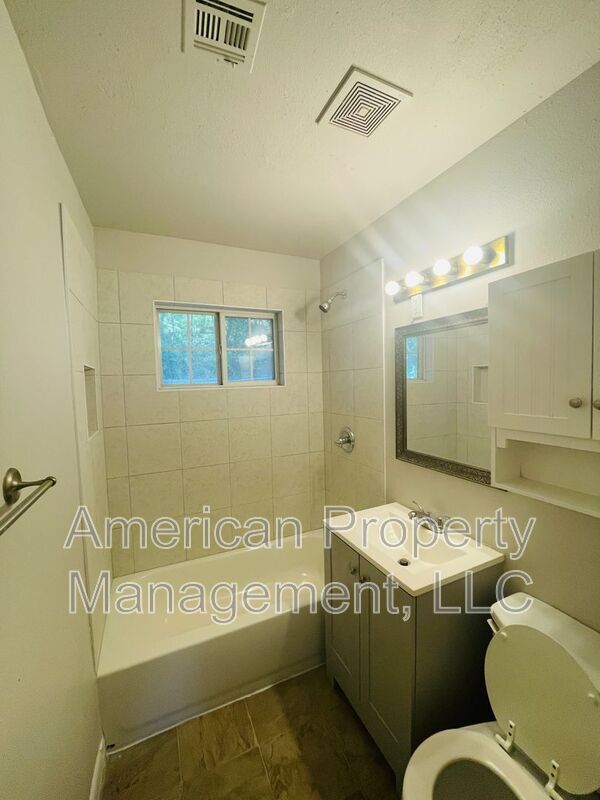 Building Photo - 1110 N Hickory Ave