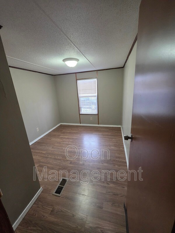 Building Photo - 16 English Village Park