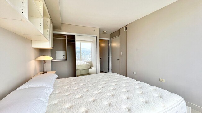 Building Photo - 2 BEDROOM HIGH FLOOR UNIT IN KAKAAKO