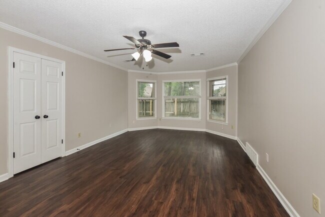 Building Photo - 1960 Maple Creek Dr