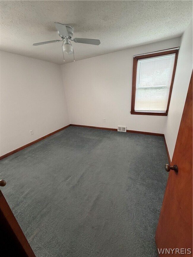 Building Photo - 806 Cleveland Dr