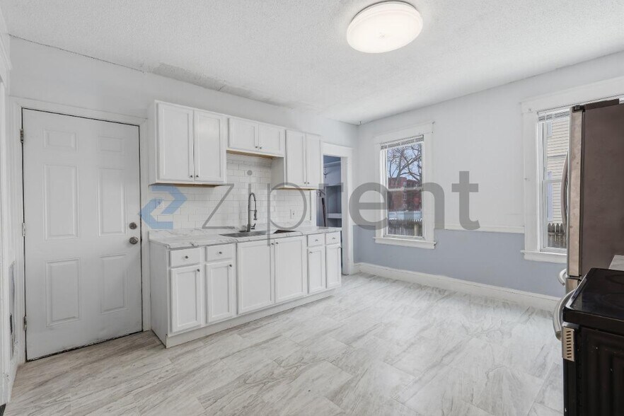 Building Photo - 62 Rowe Ave