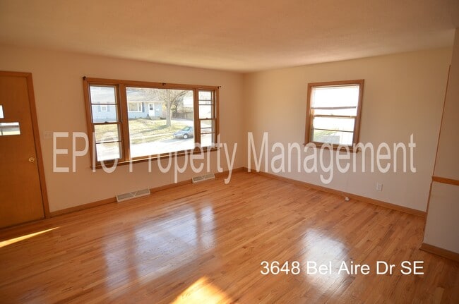 Building Photo - 3648 Bel Air Dr SE