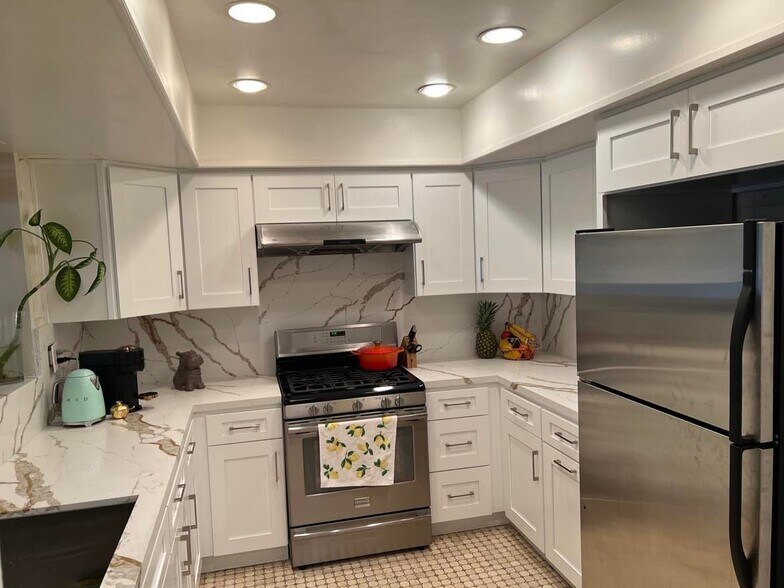 Building Photo - 6752 Hillpark Dr