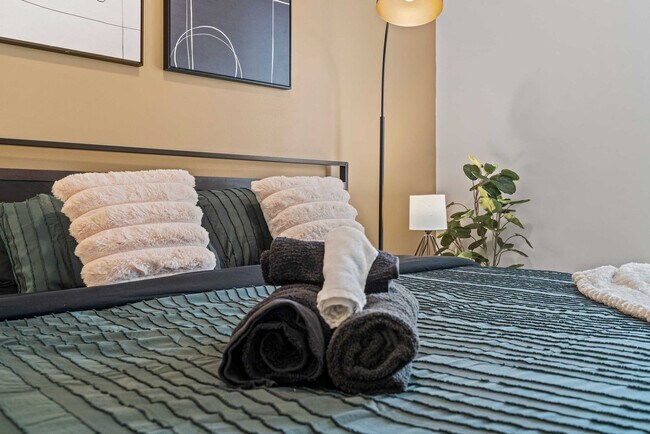 Building Photo - 8021 Brightside Dr