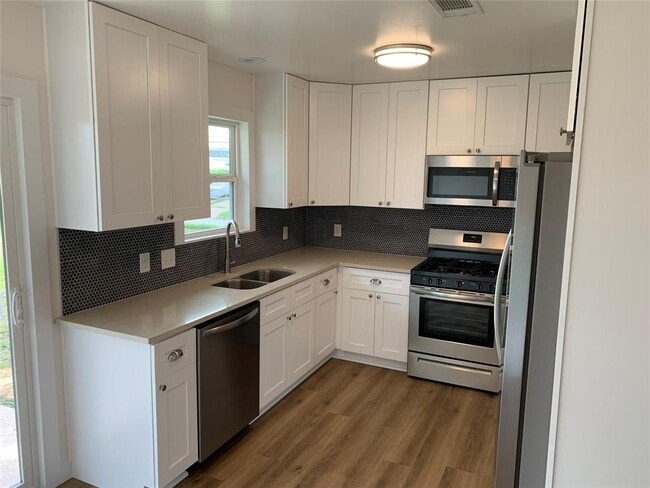 Building Photo - 1400 Kamar Dr