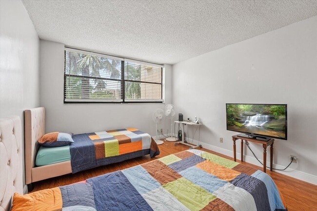 Building Photo - 16251 Golf Club Rd