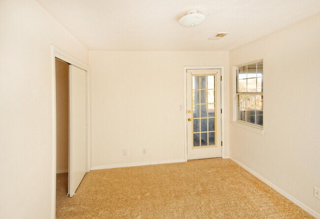 Building Photo - 2 Story, 4 BR, 2205 SF home off Southern Blvd in Rio Rancho