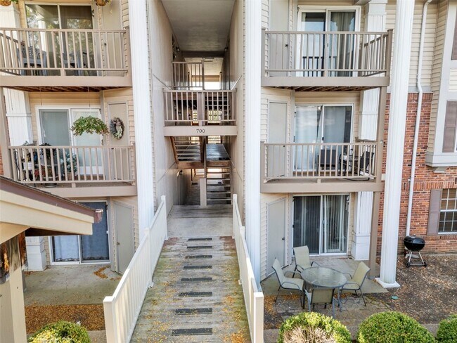 Building Photo - 700 Ridgeside Dr