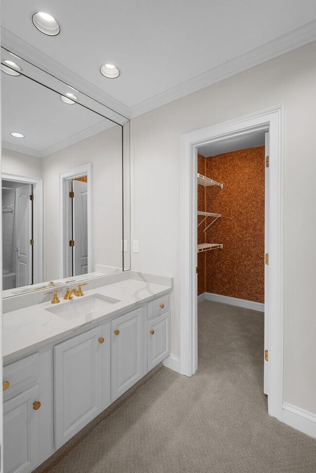 Building Photo - Newly Renovated Condo in The Westende with...