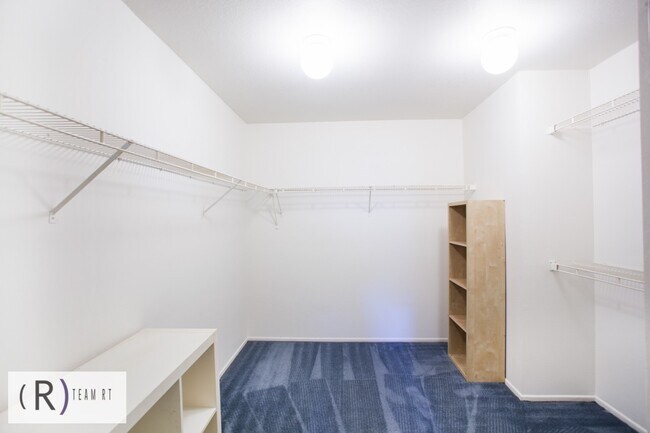 Building Photo - Fully Furnished 3be/3ba Home in Desirable ...
