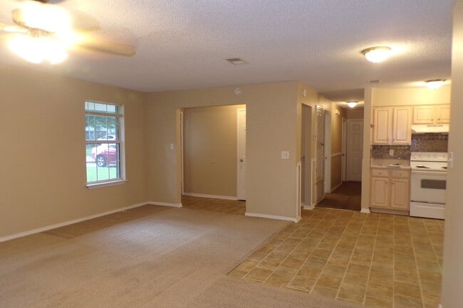 Building Photo - Spacious & Pet-Friendly 3/2 Home in West P...