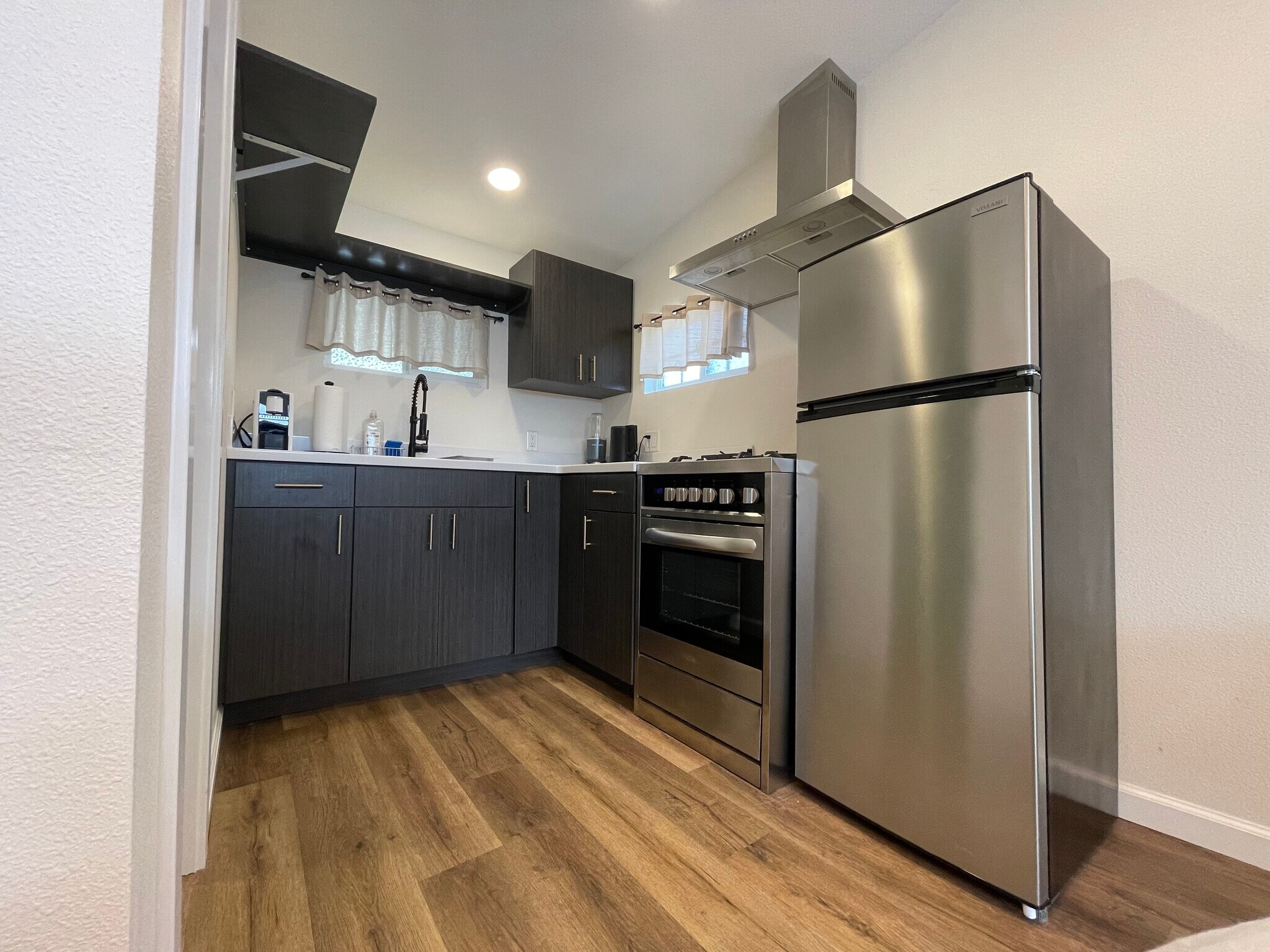 Full kitchen, stainless appliances, coffee maker, blender and restaurant sink - 1075 Redondo Ave