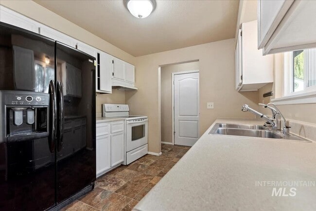 Building Photo - Updated Kuna Home with Private Backyard