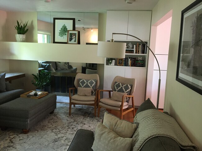 Living room - 116 Oakview Dr